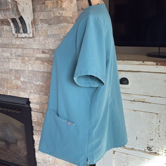FIGS v-neck short sleeve two front pocket scrub shirt in a blue green color - Picture 8 of 16